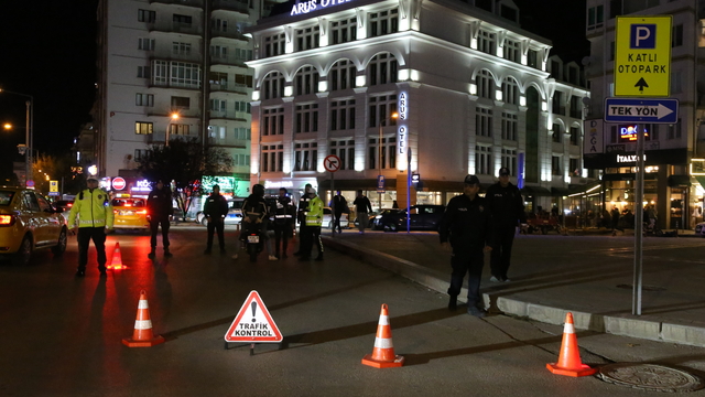 Eskişehir'de asayiş ve trafik uygulamasında aranan 3 şüpheli yakalandı