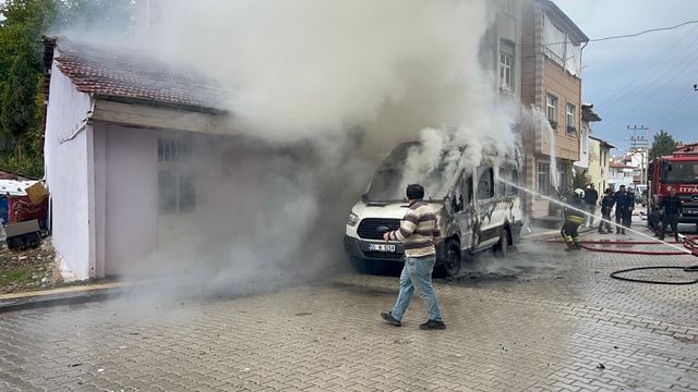 Park halindeki minibüste çıkan yangın ev ve iş yerine sıçradı