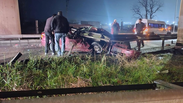 Tekirdağ'da otomobil bariyere çarptı: 2 ölü, 1 yaralı