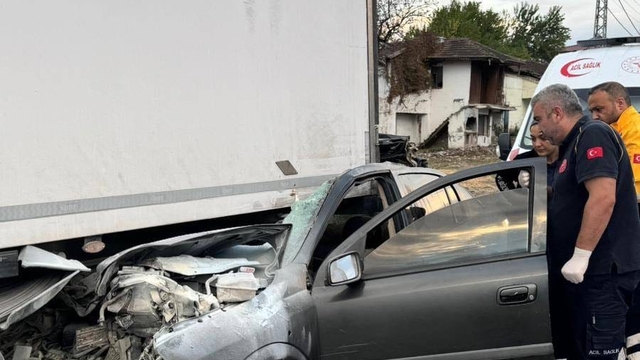Samsun'da tıra arkadan çarpan otomobilin sürücüsü öldü