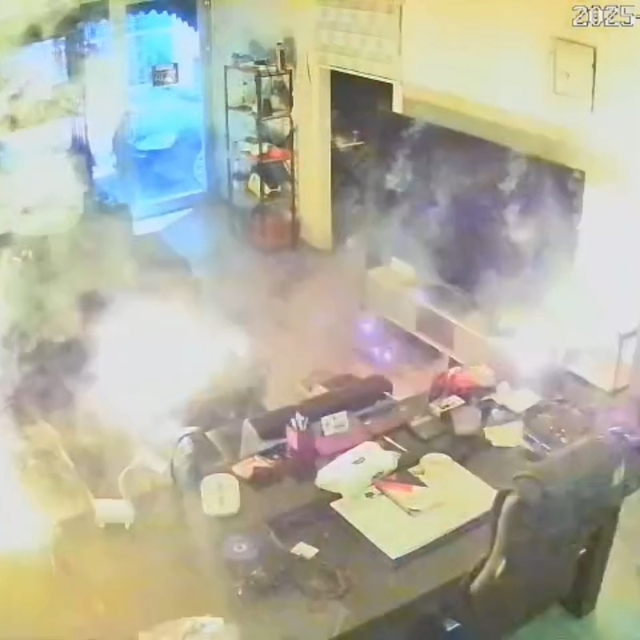 Şarjda bırakılan matkap bataryası dükkanı yaktı; o anlar kamerada