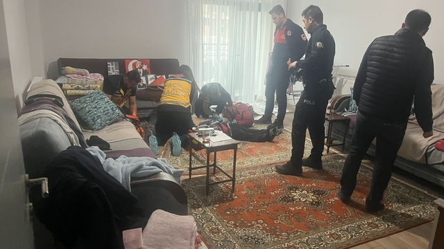 Çorum'da kalp krizi geçiren kişi pencereden eve giren sağlık ekiplerince kurtarıldı