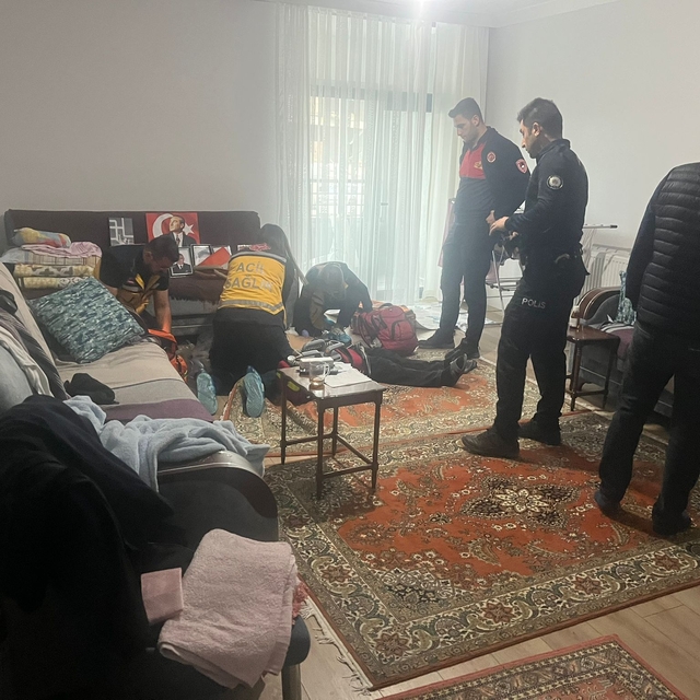 Çorum'da kalp krizi geçiren kişi pencereden eve giren sağlık ekiplerince ku...