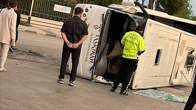 Manisa'da hafif ticari araçla çarpışan midibüsteki 16 işçi yaralandı