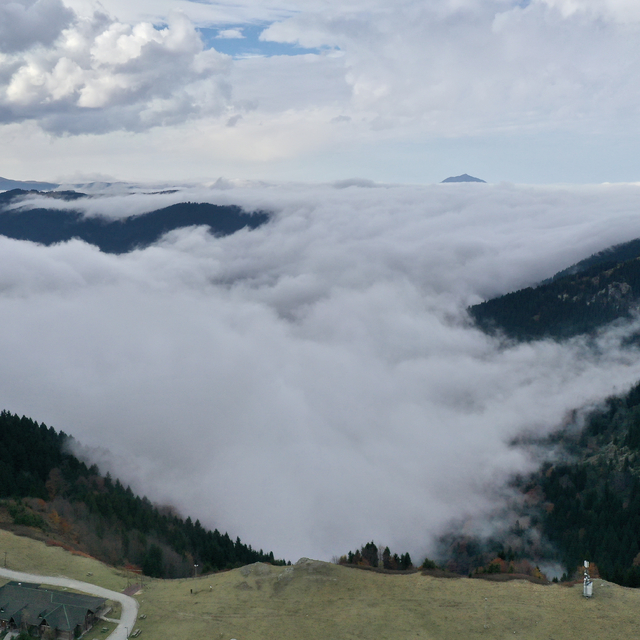 Kümbet Yaylası'nda sis havadan görüntülendi