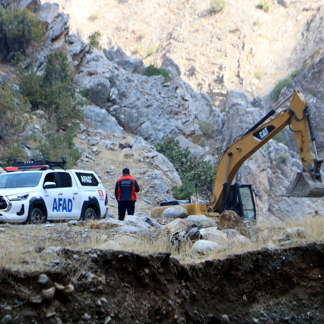 Avaşin Deresi'nde kaybolan İbrahim, ekskavatörle arandı