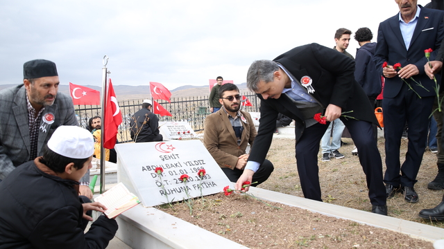 PKK'lı teröristlerin katlettiği 33 Yavi şehidi mezarları başında anıldı