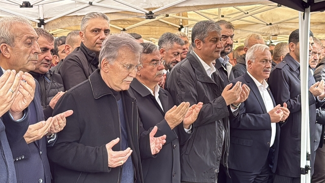 Eski TBMM Başkanı Mehmet Ali Şahin'in babası son yolculuğuna uğurlandı