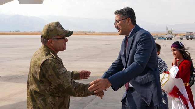 Kara Kuvvetleri Komutanı Orgeneral Tokel, Hakkari'de ziyaretlerde bulundu