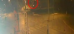 Tank anıtına çarpan otomobilden alev çıktı, o anlar kamerada