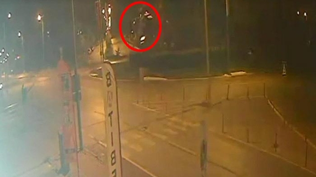 Tank anıtına çarpan otomobilden alev çıktı, o anlar kamerada