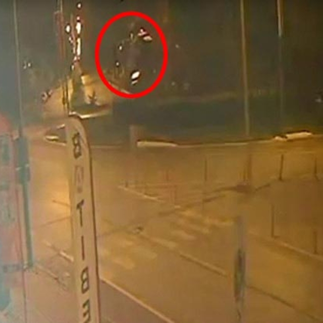 Tank anıtına çarpan otomobilden alev çıktı, o anlar kamerada