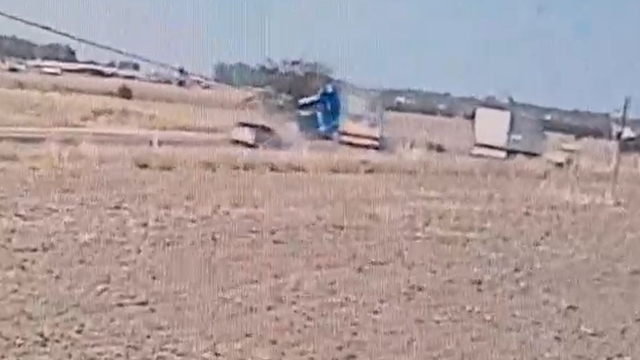 Ceyhan'da TIR ile otomobilin çarpıştığı kaza kamerada