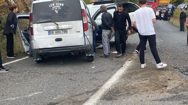 Artvin'de 3 aracın karıştığı zincirleme kazada 4 yaralı