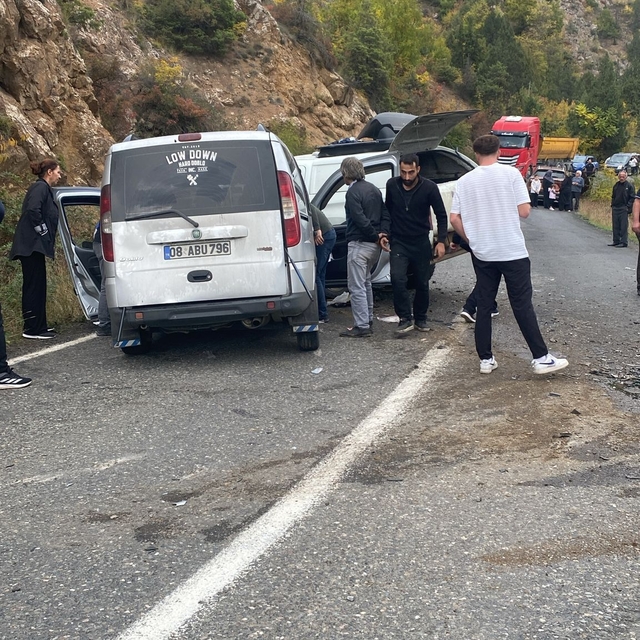 Artvin'de 3 aracın karıştığı zincirleme kazada 4 yaralı