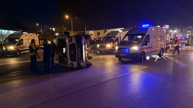 Ambulans ciple çarpıştı, 3 sağlık personeli yaralı