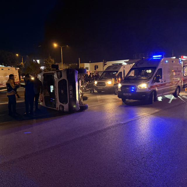 Ambulans ciple çarpıştı, 3 sağlık personeli yaralı