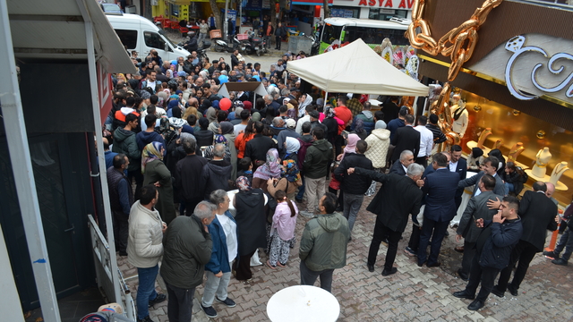 Kocaeli'de kuyumcu açılışında altın ve saat hediye edilmesi yoğunluğa neden oldu