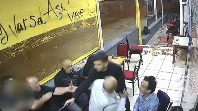 Çay ocağında otururken tabancayla vuruldu, o anlar kamerada