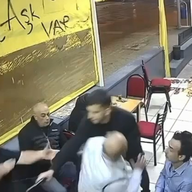 Çay ocağında otururken tabancayla vuruldu, o anlar kamerada