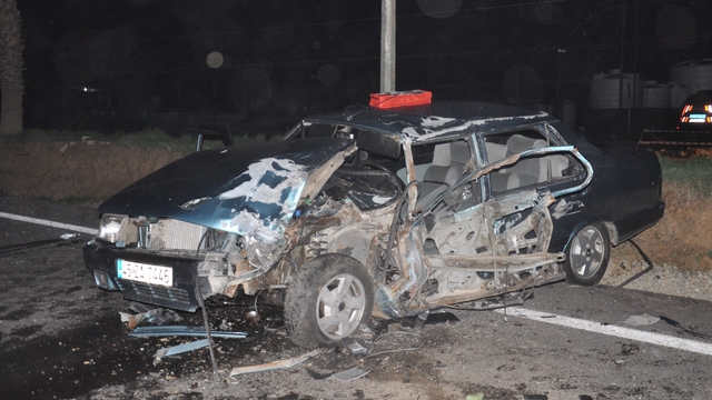 İzmir'de otomobille pikabın çarpıştığı kazada 6 kişi yaralandı