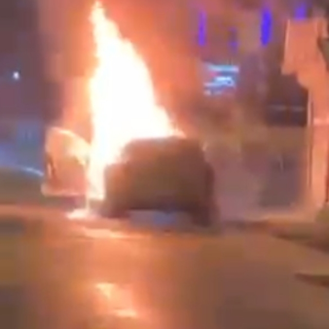 Park halindeki otomobil yandı