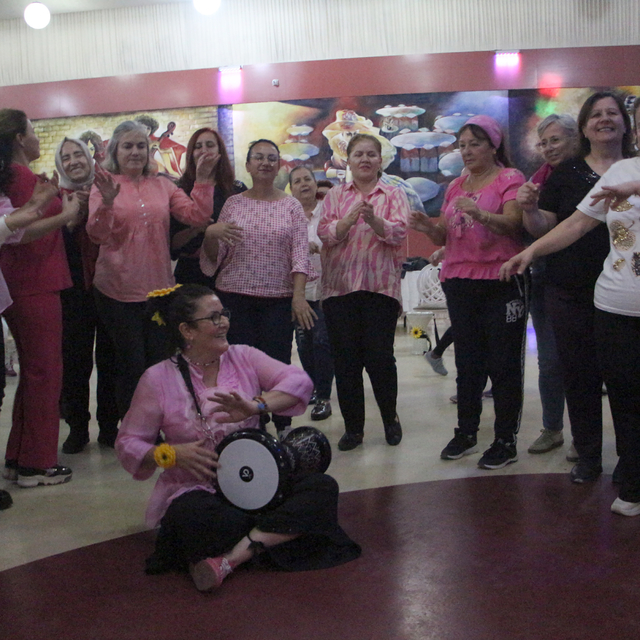 Kurduğu ritim grubuyla, kendisi gibi hasta kadınlara destek oluyor