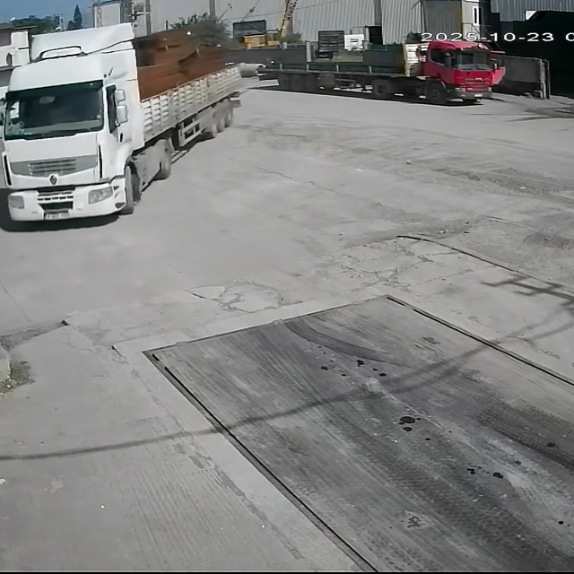 Yapı firmasından vinç ve TIR'larla 18 ton çelik hasır çalan 2 şüpheli tutuk...