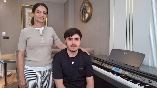 Doğuştan absolut kulak otizmli Emre, müzik yeteneğiyle güzel sanatları hedefliyor