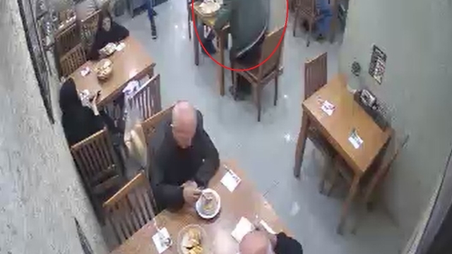 Lokantada nefes borusuna yiyecek kaçan müşteriyi, Heimlich manevrasıyla kurtardı