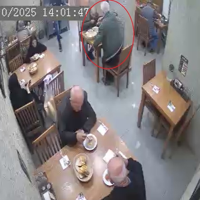 Lokantada nefes borusuna yiyecek kaçan müşteriyi, Heimlich manevrasıyla kur...