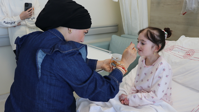 Azerbaycanlı iki kelebek hastasının yaşamı Kütahya Şehir Hastanesindeki ameliyatla kolaylaştı