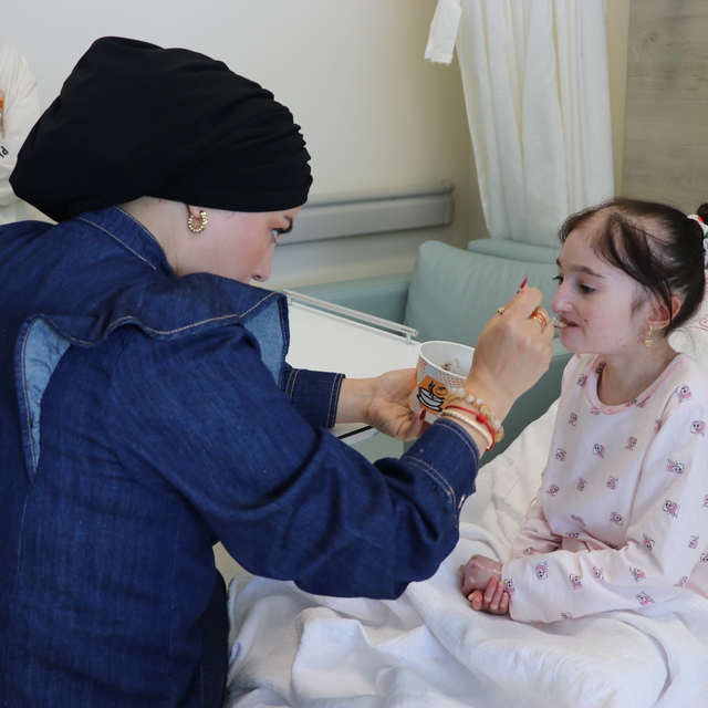 Azerbaycanlı iki kelebek hastasının yaşamı Kütahya Şehir Hastanesindeki ame...