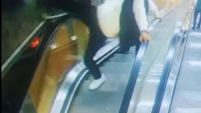 Yaya üst geçidinin korkuluklarına tekme ve yumruklu saldırı kamerada