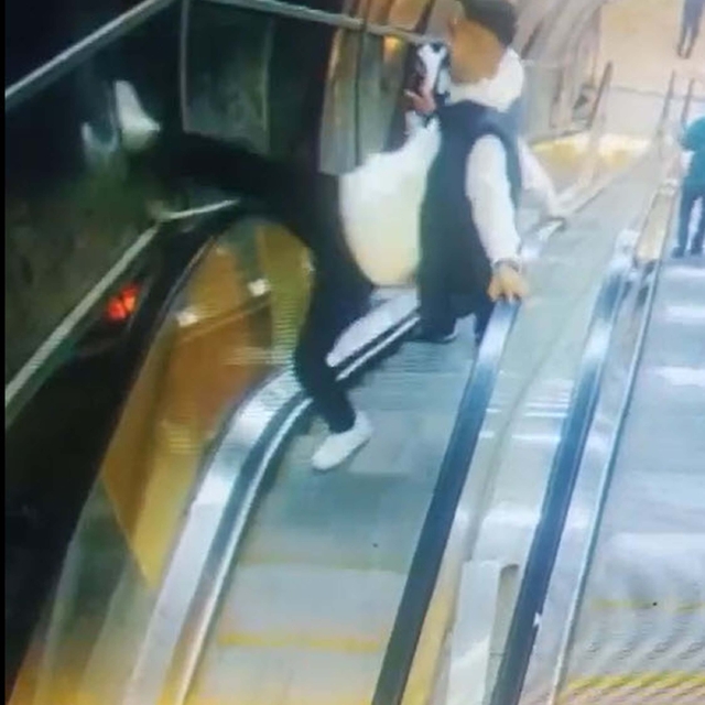 Yaya üst geçidinin korkuluklarına tekme ve yumruklu saldırı kamerada