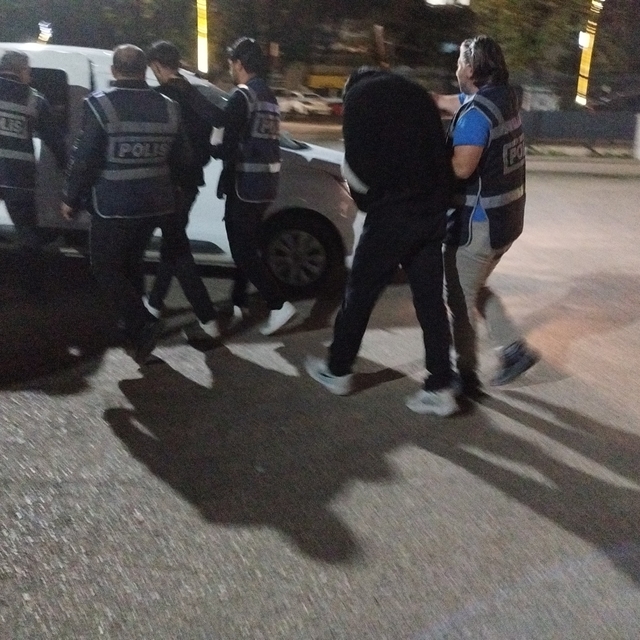 Tokat'ta 2 kadını 1,8 milyon lira dolandırdığı iddia edilen 2 zanlı tutukla...