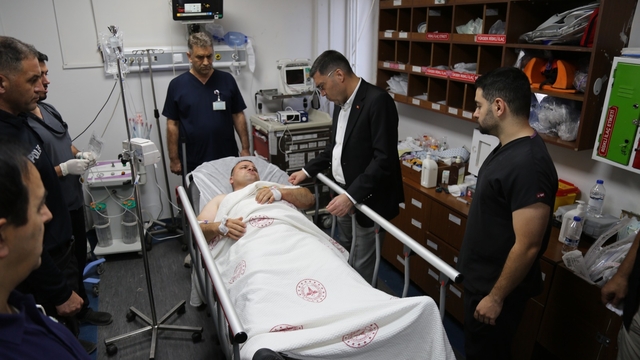 Nöbet tutan polis memuru, kolundan bıçaklandı