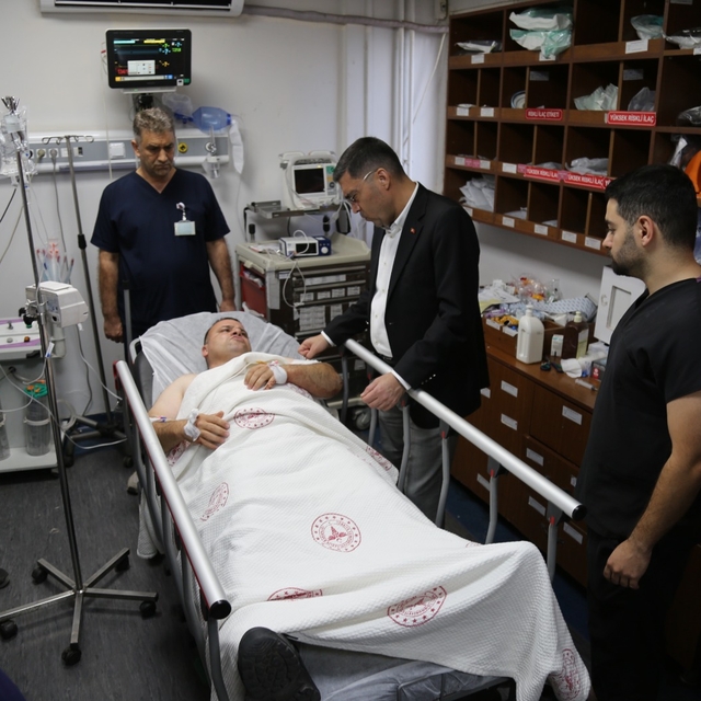 Nöbet tutan polis memuru, kolundan bıçaklandı