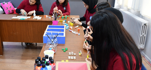 Liseliler, minik öğrencilerin gelişimini destekleyen eğitici oyun kutusu ta...