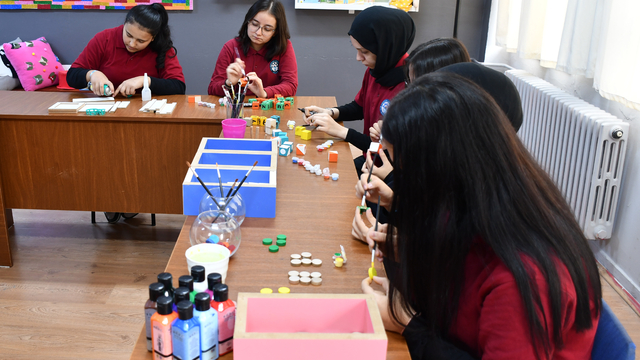 Liseliler, minik öğrencilerin gelişimini destekleyen eğitici oyun kutusu tasarladı