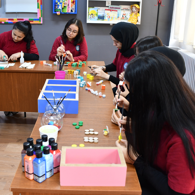 Liseliler, minik öğrencilerin gelişimini destekleyen eğitici oyun kutusu ta...