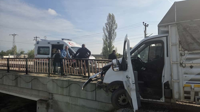 Bursa'da köprü korkuluklarına çarpan kamyonetin sürücüsü yaralandı
