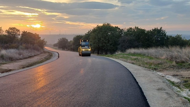 Edirne'de köy yollarında sıcak asfalt çalışmaları sürüyor