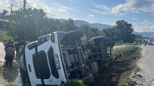 Kiraz'da devrilen kamyonun sürücüsü yaralandı