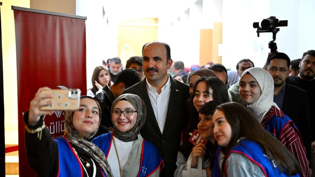 Konya Büyükşehir Belediye Başkanı Altay, Liman Gönüllüleri Platformu üyesi gençlerle buluştu
