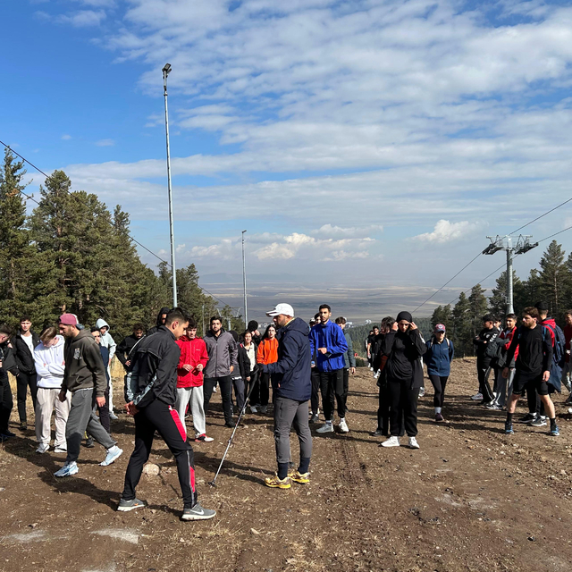 Kars'ta üniversite öğrencileri doğa yürüyüşü sırasında kayak pistinde temiz...