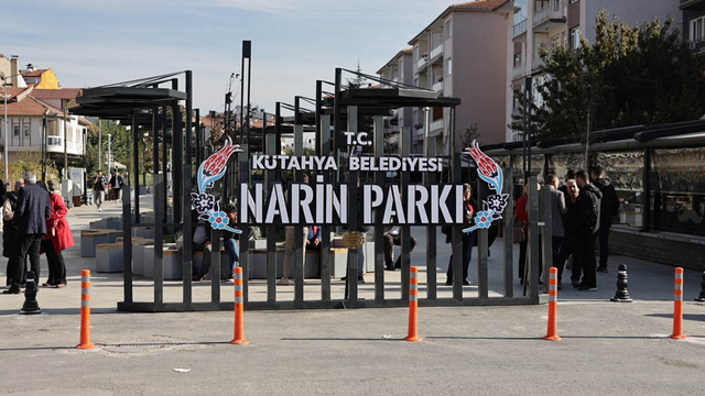 Kütahya'da üniversite öğrencileri Narin Parkı'nın saksılarını resimlerle süsledi