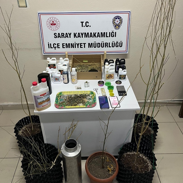 Evlerine kurdukları sistemle kenevir yetiştirip uyuşturucu üreten 5 şüpheli...