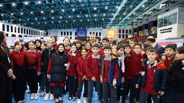 İlkadım Belediye Başkanı Kurnaz'dan bilim şenliğine ziyaret