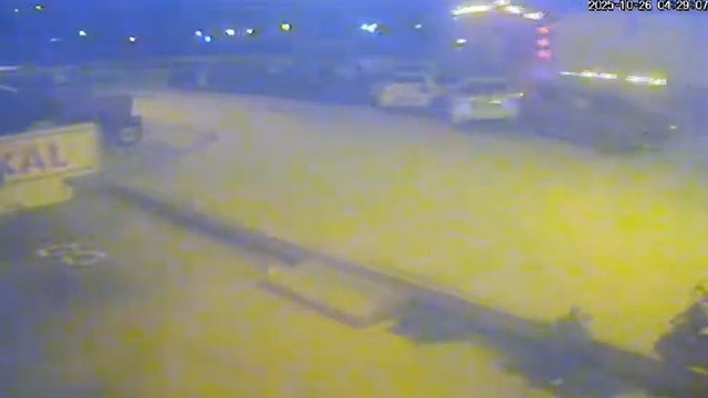 TIR, park halindeki 4 otomobil ile 4 traktöre çarptı; kaza kamerada